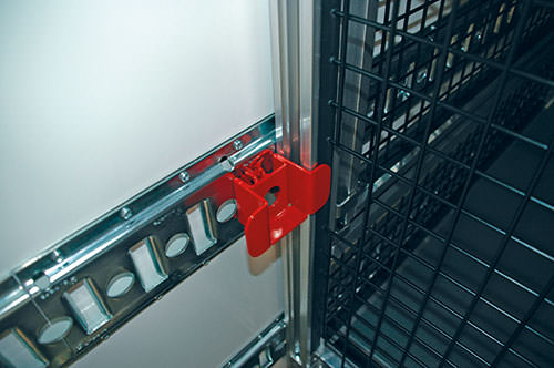 Roll container holder securing a single roll container