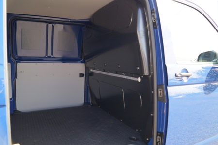 HENSEL Fahrzeugbau - angelieferte Trennwand montieren - Fa. Spindler, Kitzingen, Kunde: Autohaus Spindler Kitzingen GmbH & Co. KG