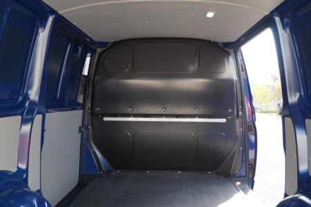 HENSEL Fahrzeugbau - angelieferte Trennwand montieren - Fa. Spindler, Kitzingen, Kunde: Autohaus Spindler Kitzingen GmbH & Co. KG