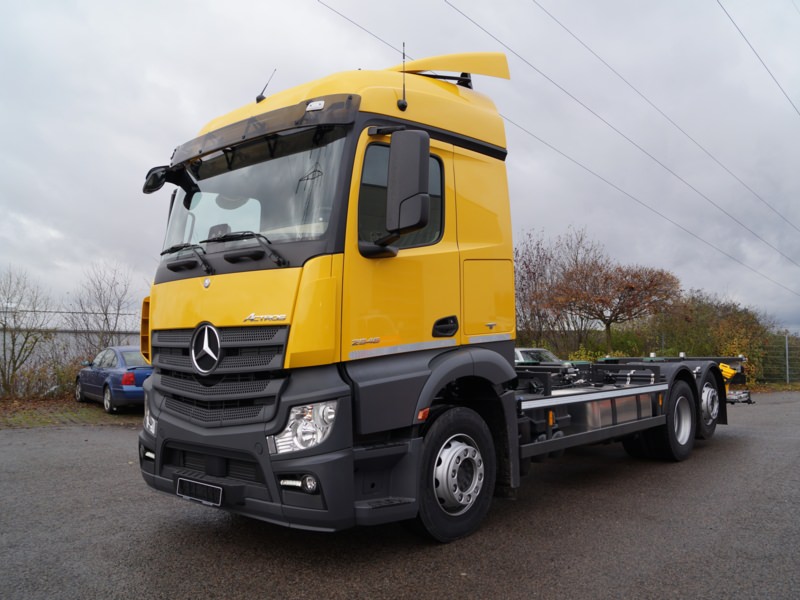 Einbau Hebebühne - Mainkurier, Ort/Kunde: Mainkurier GmbH, Fahrzeug: MB Actros 2546 L 6x2, Typ: Kofferaufbau - HENSEL Fahrzeugbau - Auslieferung Kundenfahrzeug