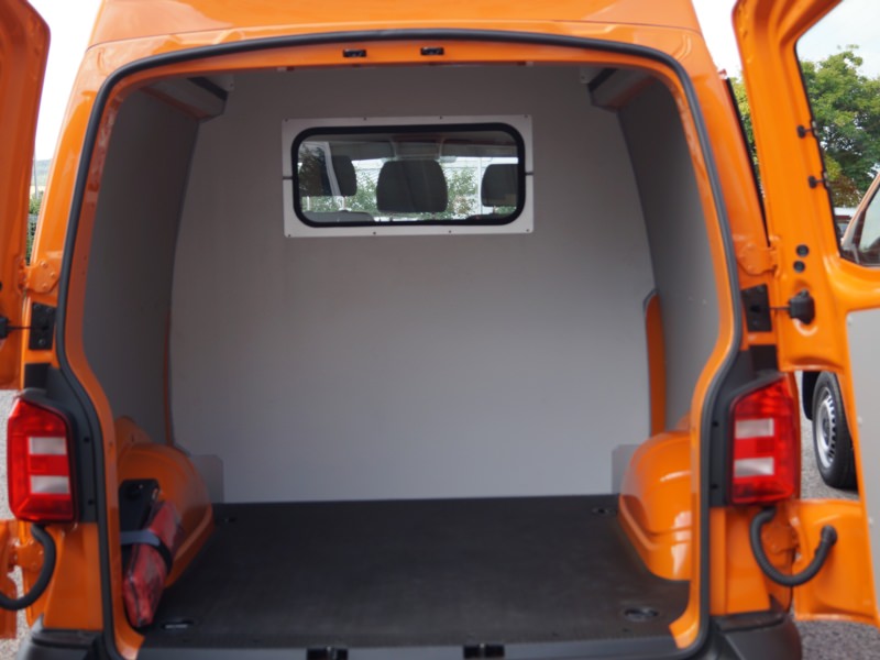 HENSEL Fahrzeugbau - Trennwand liefern und montieren - Spindler, Würzburg, Kunde: Spindler GmbH & Co KG