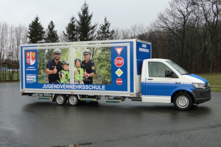 Kofferaufbau auf Tiefrahmen - Jugendverkehrsschule Lohr, Ort/Kunde: Landratsamt Main-Spessart, Fahrzeug: VWT6 Zugkopf mit Fahrgestell, Typ: Kofferaufbau - HENSEL Fahrzeugbau - Auslieferung Kundenfahrzeug