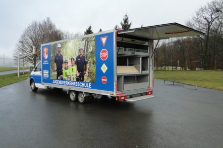 HENSEL Fahrzeugbau - Kofferaufbau auf Tiefrahmen - Jugendverkehrsschule Lohr, Kunde: Landratsamt Main-Spessart