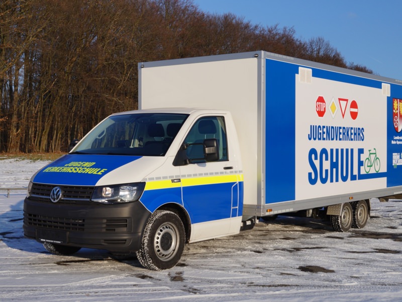 Kofferaufbau - Jugendverkehrsschule Lohr, Ort/Kunde: Landratsamt Main-Spessart, Fahrzeug: VW Bus T6 Triebkopf/Tiefbaurahmen, Typ: Kofferaufbau - HENSEL Fahrzeugbau - Auslieferung Kundenfahrzeug