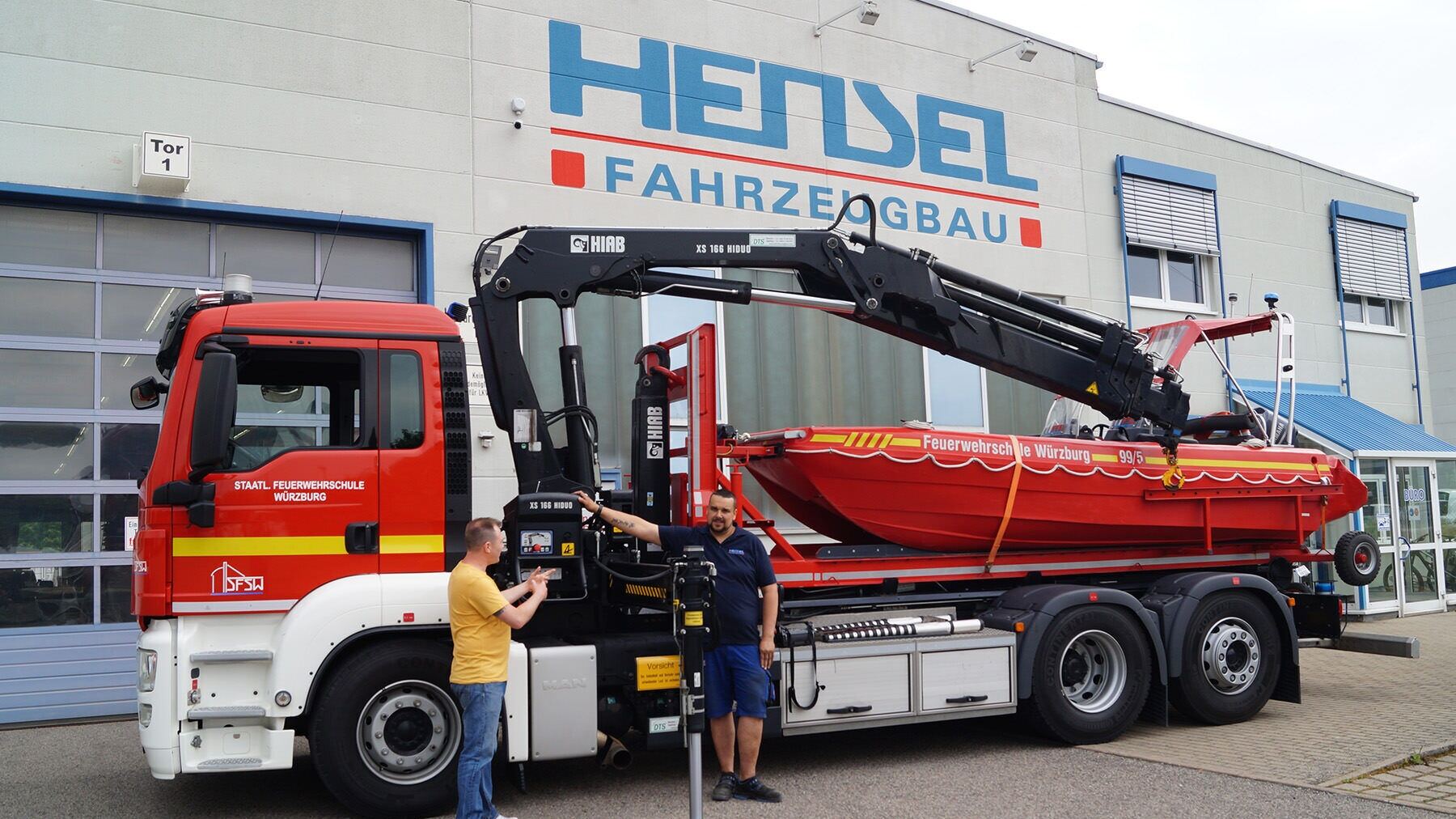 Feuerwehrfahrzeug mit HIAB-Ladekran vor der Halle von HENSEL Fahrzeugbau